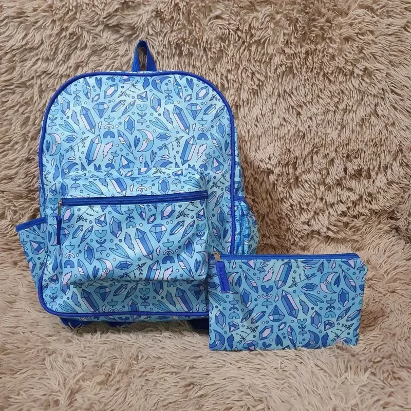 Mochila y cartuchera grande con bolsillo frontal, con cartuchera · hojas celestes