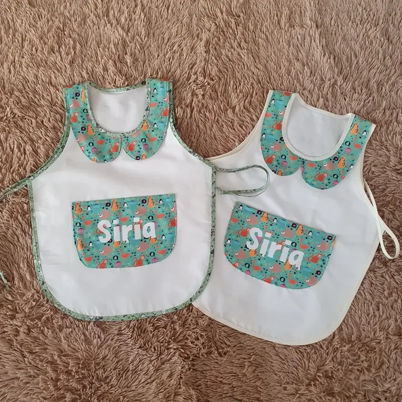 Delantal de primaria, bolsillo estampado · con nombre