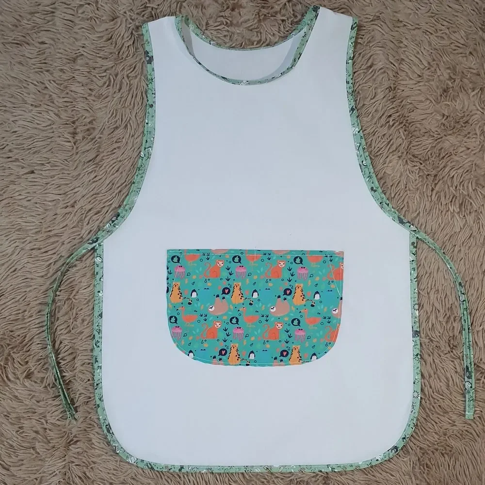 Delantal de primaria con bolsillo estampado
